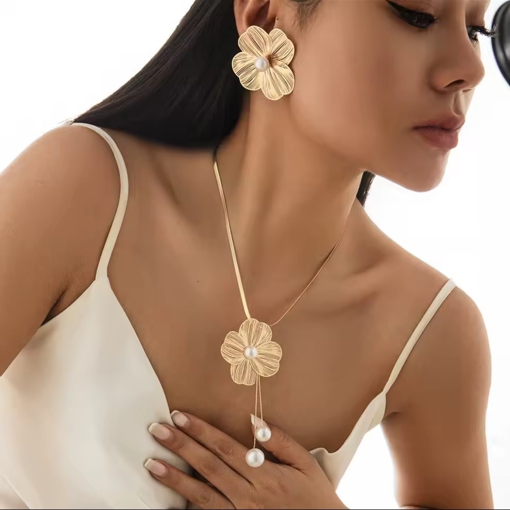 Gold Flower Pearl Necklace & Earrings Set 
Statement Choker Jewelry for Women